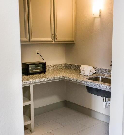 Standard-studio, Merit Inn And Suites