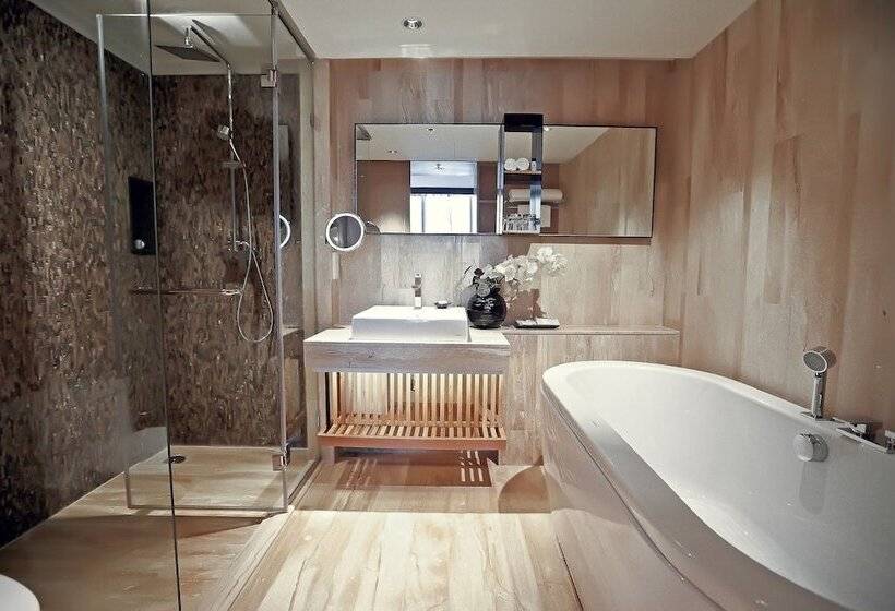 Люкс Премиум Вид на Бассейн, Arcadia Suites Bangkok