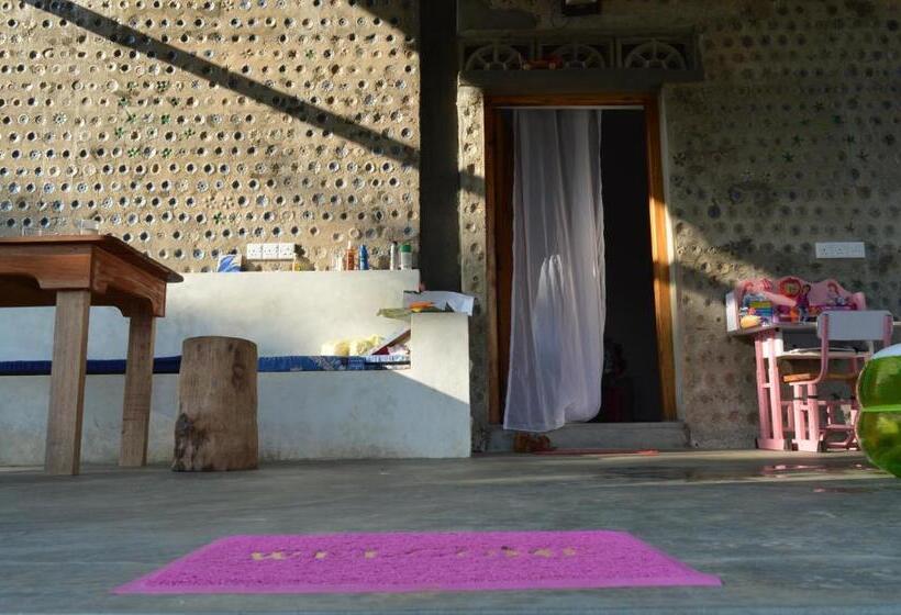 اتاق اکونومی, Plastic Bottle House   Dune Towers