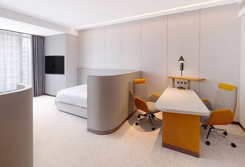 اتاق استاندارد با اتاق نشیمن, Crowne Plaza Qingdao Jinshui, An Ihg