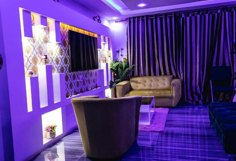 Люкс Deluxe Кровать Кинг, Gold Crown International