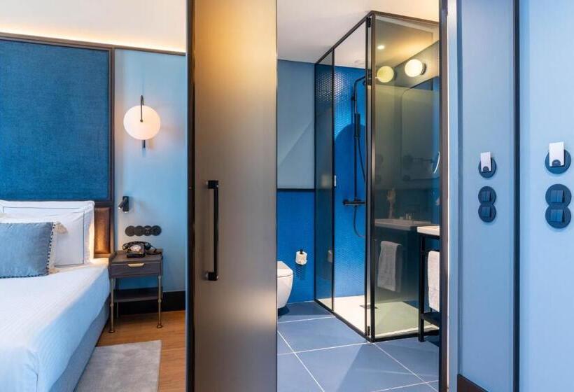 Junior suite with river view, The Editory Riverside, Santa Apolonia