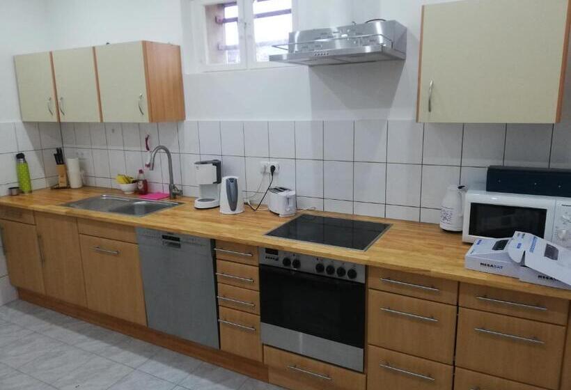Номер Стандарт Четырехместный Совместный Санузел, Lucky Hostel