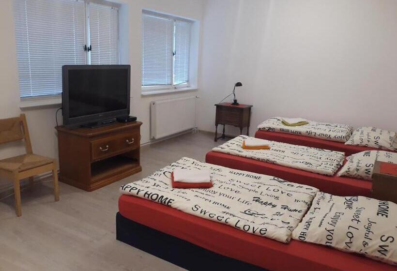 Трехместный Номер Стандарт Совместная Ванная, Lucky Hostel