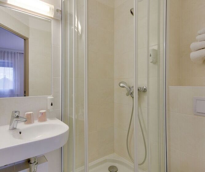 اتاق استاندارد یک نفره, Brit Hotel Lille Centre