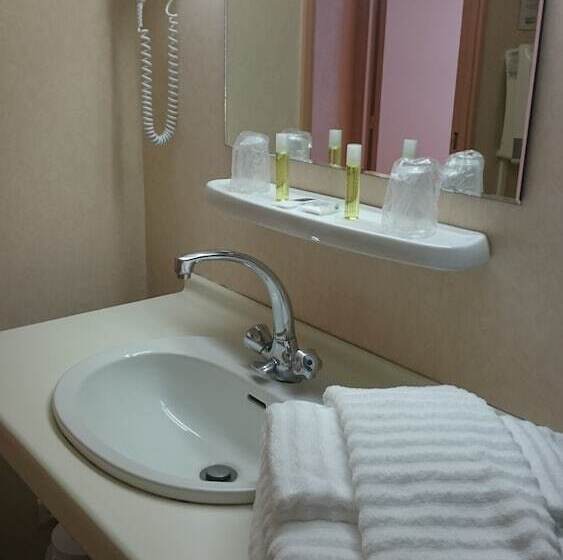 Номер Стандарт Трехместный, Brit Hotel Du Ban