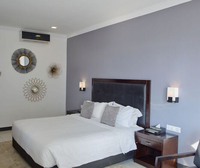 اتاق لوکس با چشم‌انداز دریا, Queenco Hotel & Casino