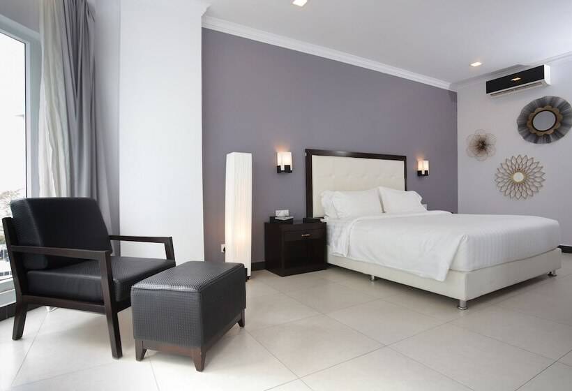 اتاق لوکس با چشم‌انداز دریا, Queenco Hotel & Casino