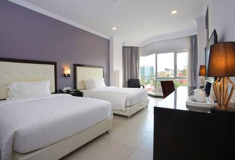 اتاق لوکس با چشم‌انداز دریا, Queenco Hotel & Casino