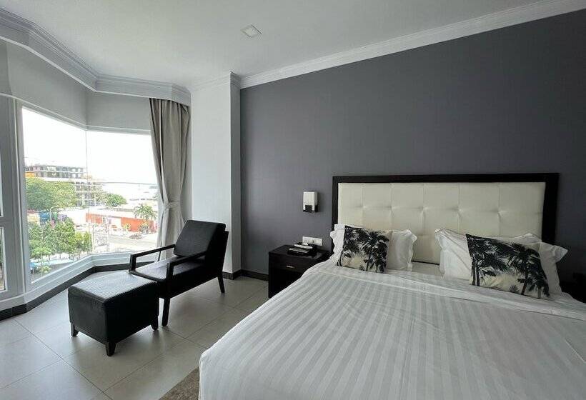 اتاق لوکس با چشم‌انداز دریا, Queenco Hotel & Casino