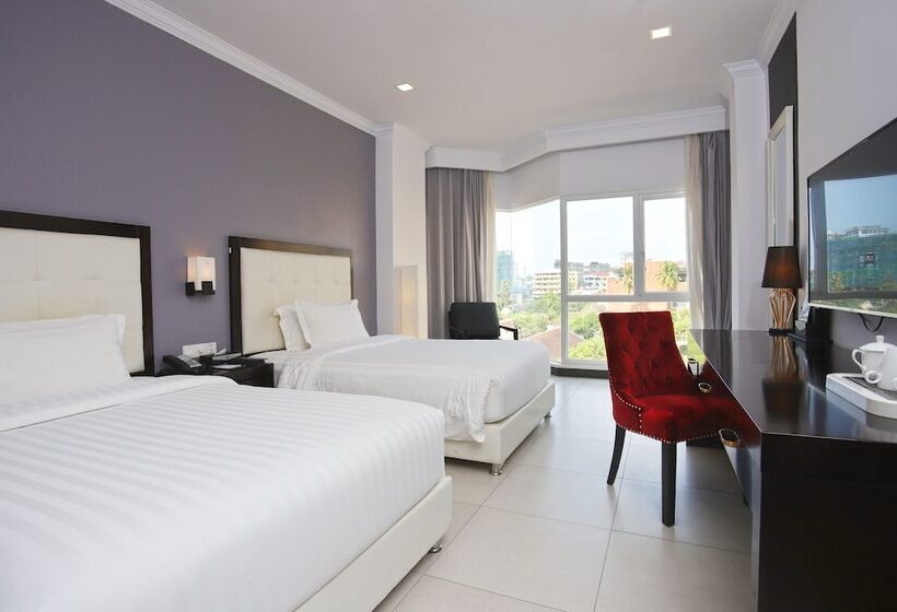 اتاق لوکس با چشم‌انداز دریا, Queenco Hotel & Casino