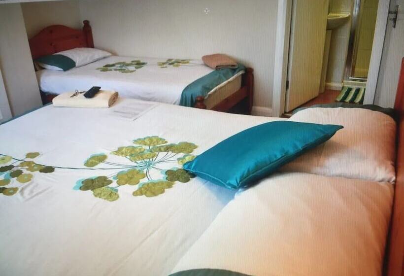 Номер Стандарт Трехместный, Apple House Guesthouse Heathrow Airport