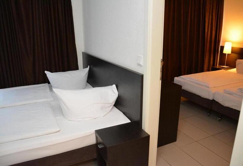 اتاق استاندارد چهار تخته, Mosel Hotel Frankfurt