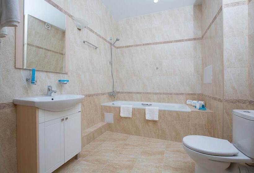 سوییت با چشم‌انداز دریا, Dolphin Resort & Conference Center