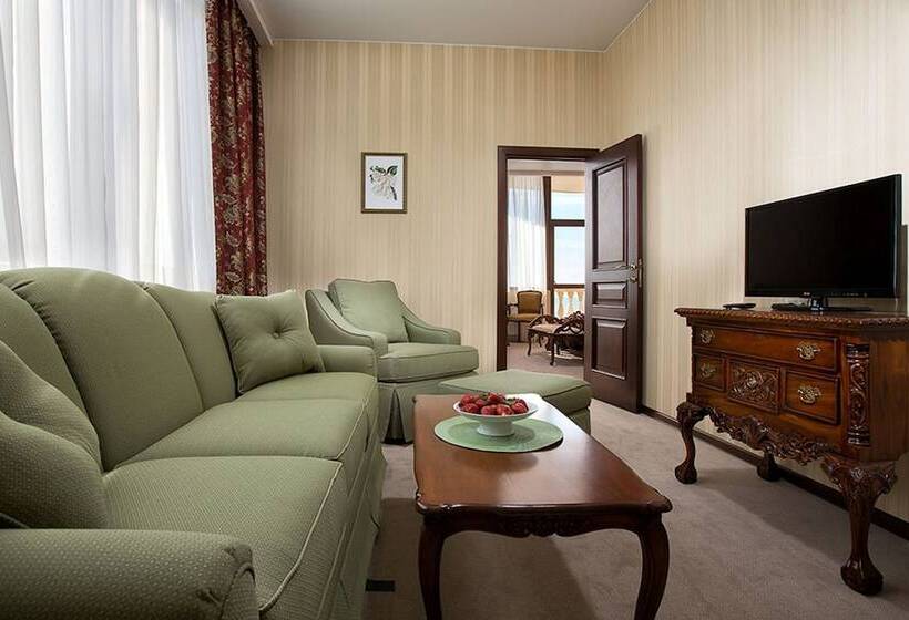 سوییت با چشم‌انداز دریا, Dolphin Resort & Conference Center