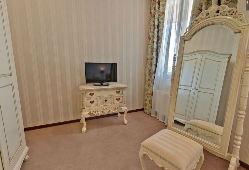سوییت با چشم‌انداز دریا, Dolphin Resort & Conference Center