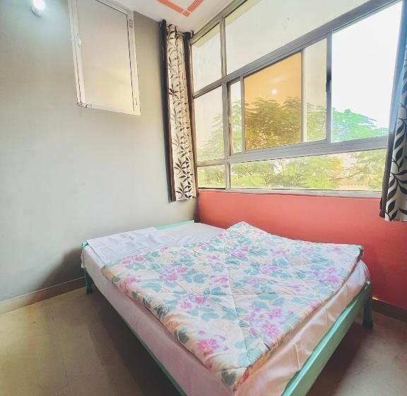 דירת חדר נוף לגינה, Bhoora House