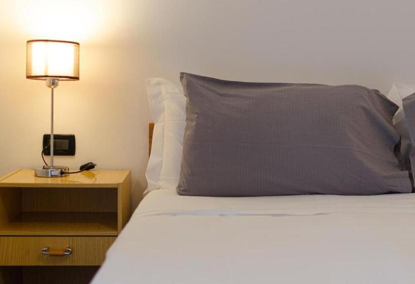 Economy Triple Room, Flos