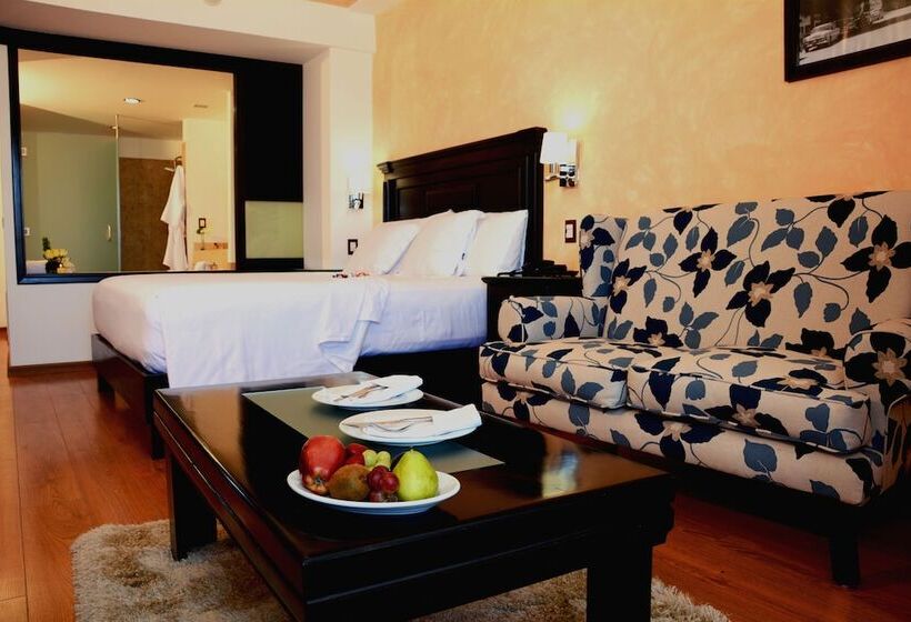 سوییت جونیور, La Posada Hotel & Beach Club