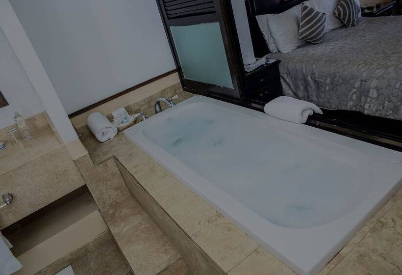 سوییت جونیور, La Posada Hotel & Beach Club