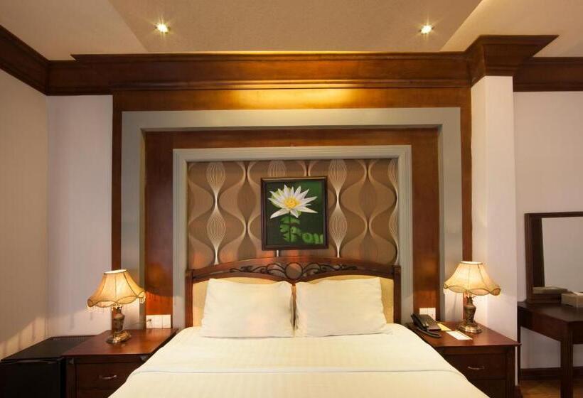 اتاق لوکس با بالکن و چشم‌انداز دریا, Rembrandt Hotel Nha Trang
