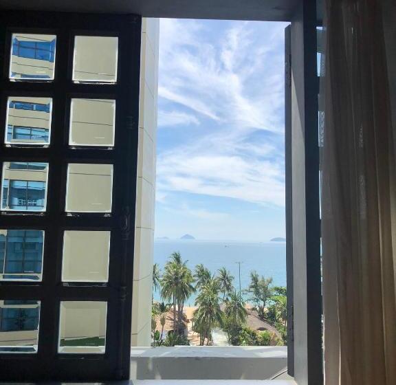 اتاق خانوادگی با چشم‌انداز جانبی دریا, Rembrandt Hotel Nha Trang