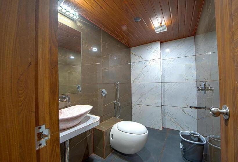 חדר דלוקס, Jurkis Kolhapur