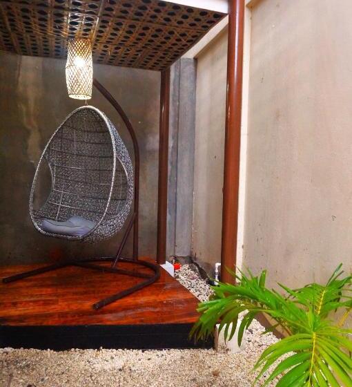 غرفة إقتصادية, Intoy S Place