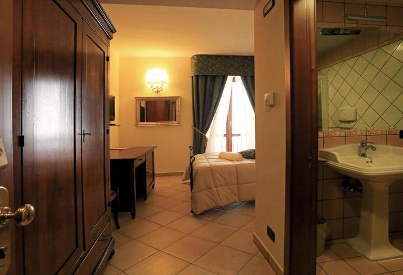 اتاق اکونومی, L'aquila