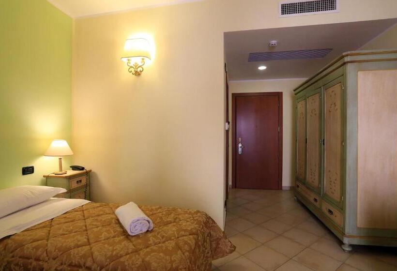 اتاق استاندارد سه نفره, L'aquila