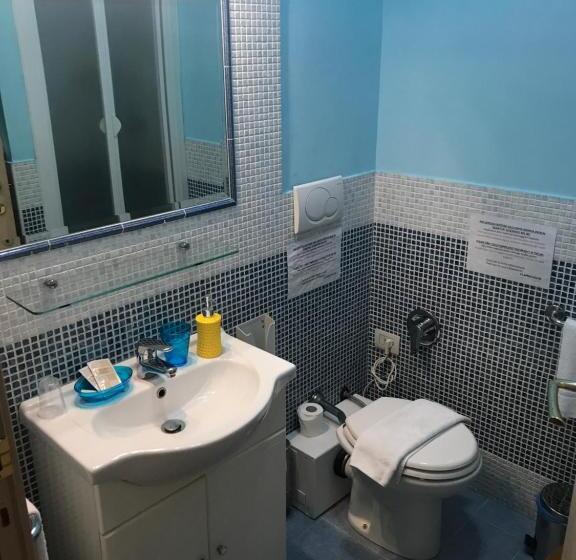이코노미 룸, 21 Aprile Accommodation