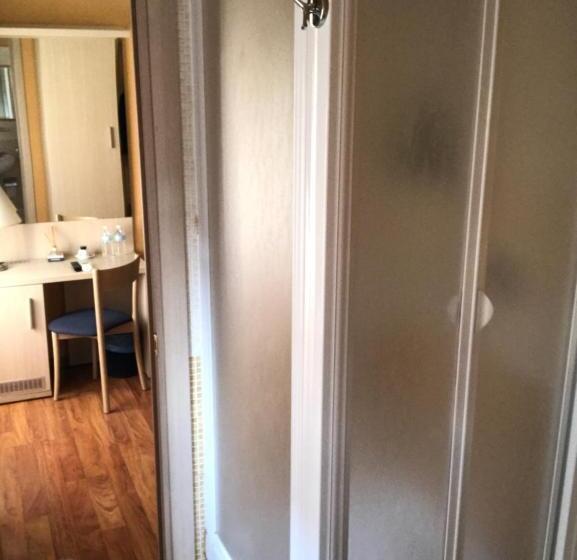 이코노미 룸, 21 Aprile Accommodation
