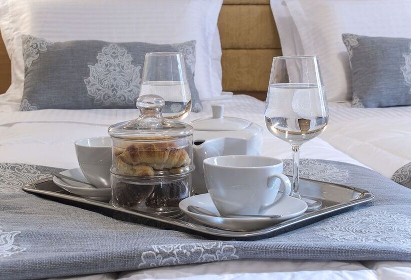 Quarto Estandar Individual, Ares Athens