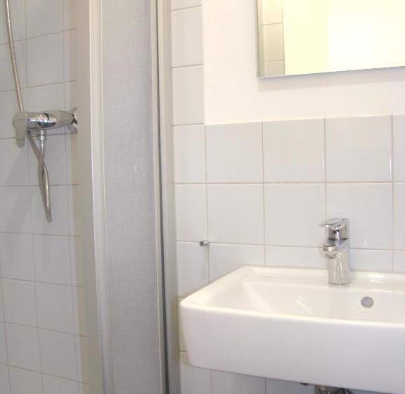 اتاق استاندارد سه تخته با سرویس بهداشتی مشترک, Bnb Near Brandenburg Gate   Rooms & Apartments