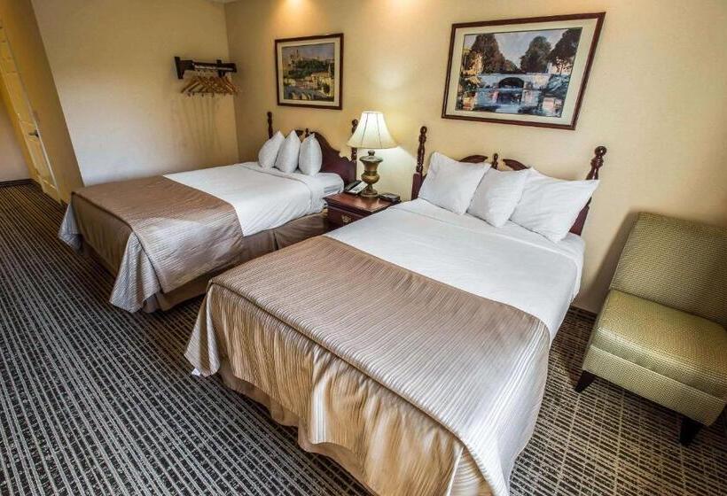 带2个双人床的标准工作室, Quality Inn