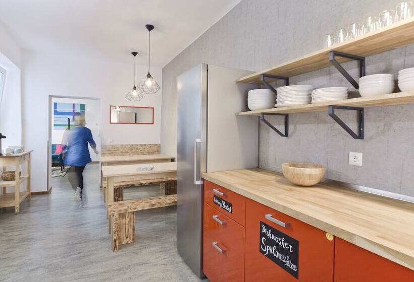 اتاق استاندارد سه تخته با سرویس بهداشتی مشترک, Old Town Hostel