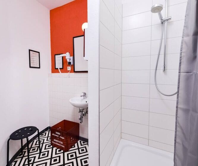 اتاق استاندارد سه تخته با سرویس بهداشتی مشترک, Old Town Hostel