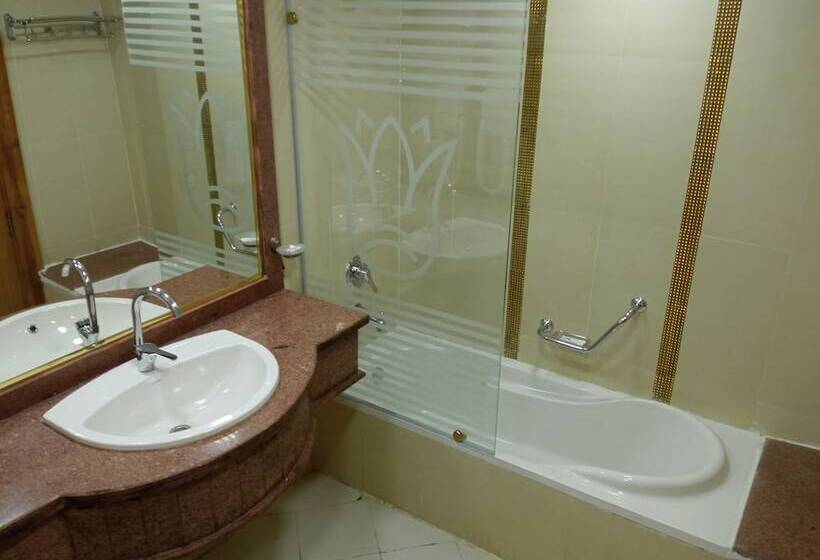 Superior Triple Room, Regency Pyramids