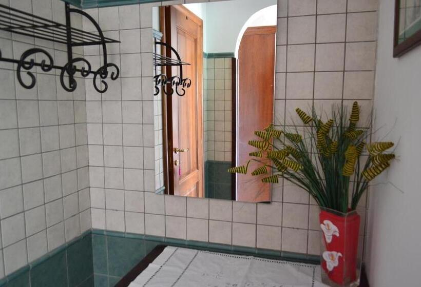 اتاق راحتی سه تخته, Costa Del Gallo