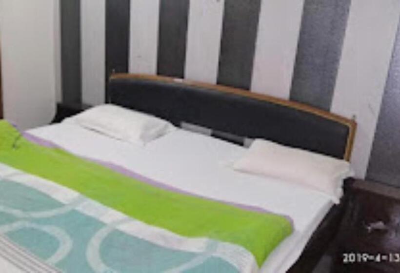 Quarto Deluxe, Goroomgo Shah Guest House Nainital   Excellent Customer Service