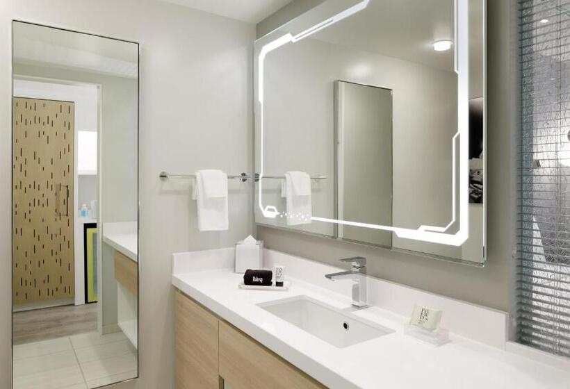 Engelliler için Küçük Çift Kişilik Yataklı Standart Oda, Astra Hotel, Seattle, A Tribute Portfolio Hotel By Marriott   No Resort Fees