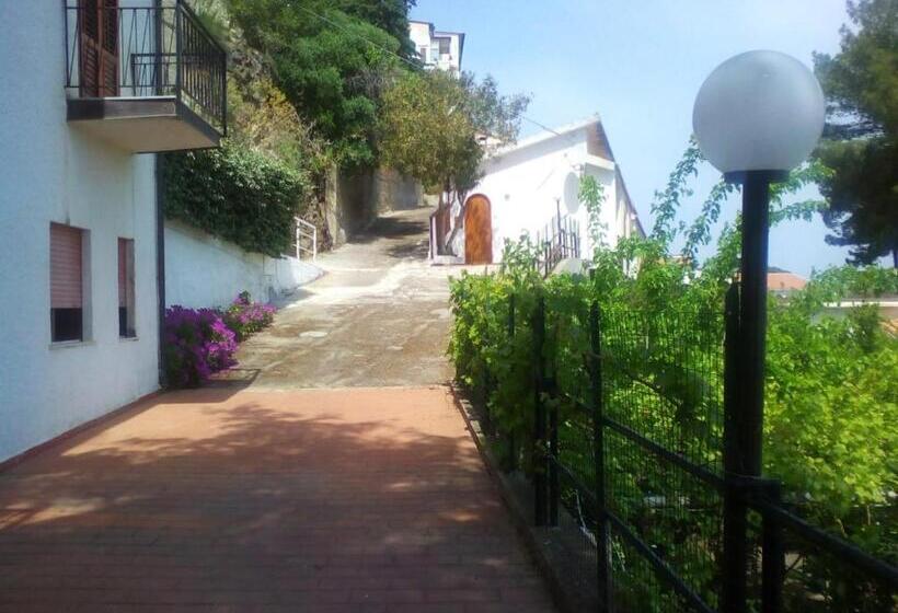 سوییت با چشم‌انداز دریا, Testa Di Monaco   Basic Beach Accommodations