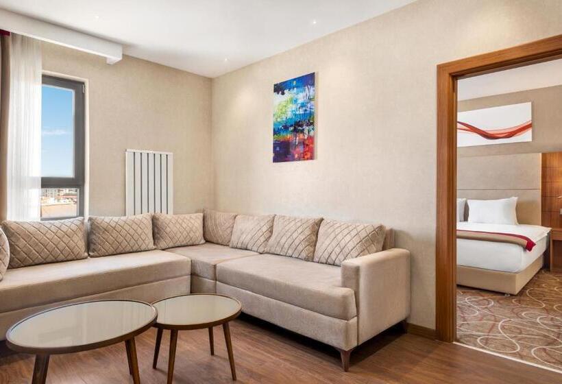 מיטת קינג בסוויטה, Ramada By Wyndham Elbistan
