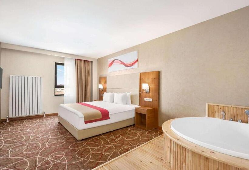 מיטת קינג בסוויטה, Ramada By Wyndham Elbistan