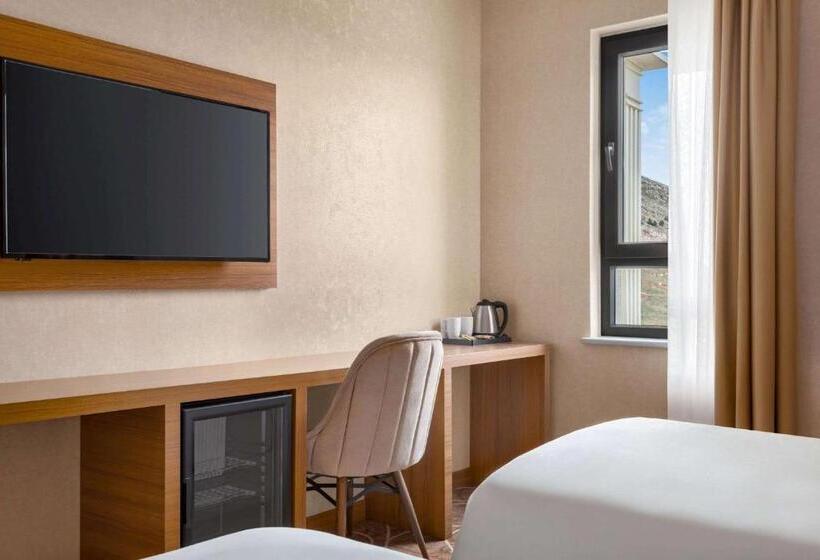 Quarto Triplo Estandar, Ramada By Wyndham Elbistan