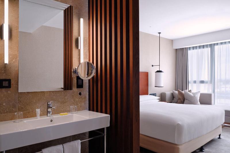 اتاق سوپریور با تخت بزرگ, Tunis Marriott