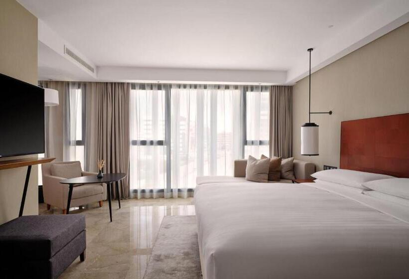 اتاق لوکس با تخت بزرگ, Tunis Marriott