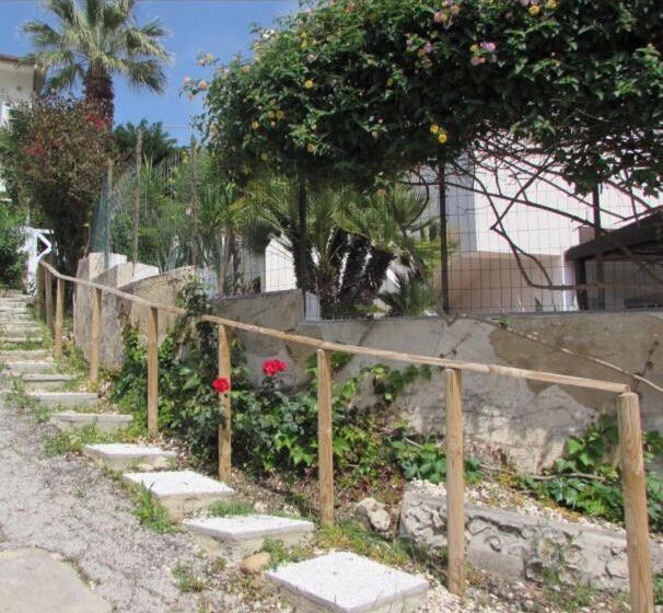 اتاق لوکس با چشم‌انداز دریا, Villa Majata