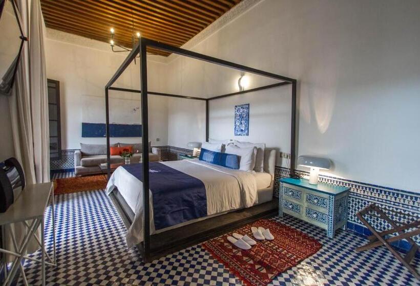 سوییت لوکس, Riad Braya
