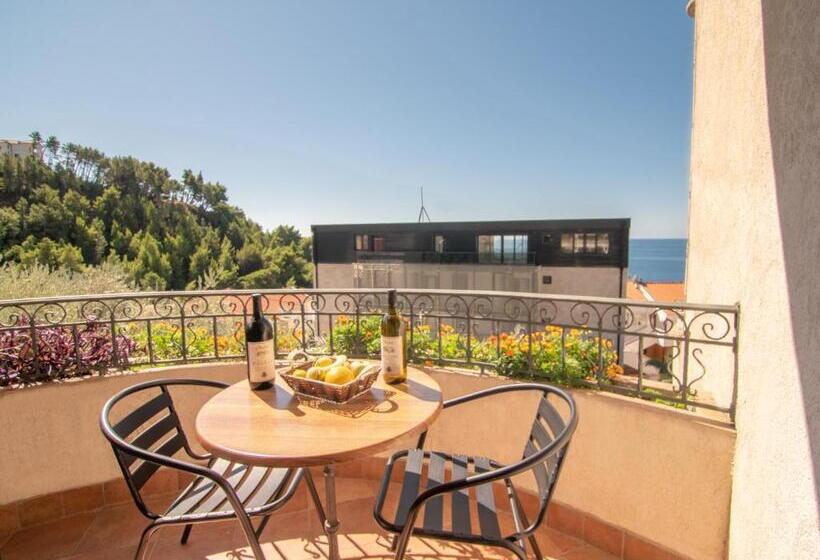 اتاق اساندارد با چشم‌انداز جانبی به دریا, Apartments And Rooms Levantin Inn